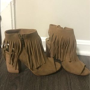 Open-toe fringe Booties
